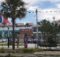 Port Tampa Bay: edificio de la Terminal de Cruceros 3 visto desde Channelside Drive, con palmeras delante y la chimenea roja y azul de un crucero detrás