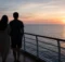 Pareja de espaldas mirando el mar desde un crucero