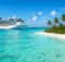 Crucero blanco frente a una playa de arena blanca y agua turquesa en Bahamas