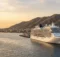 Crucero atracado en la bahía de Ensenada, Baja California, al atardecer con montañas al fondo