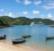 Crucero frente a playa de Búzios en Brasil