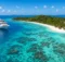 Isla privada caribeña con agua turquesa y crucero