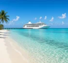 Playa de arena blanca con palmeras y laguna turquesa en Bahamas, con un barco crucero blanco en un muelle al fondo