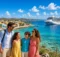Familia en una costa con cactus y casas de colores frente a un crucero en el Caribe