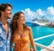Pareja en la cubierta frente a un puerto con casas rosadas, faro y crucero