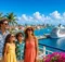 Familia en una terraza con flores frente a un puerto colorido y un crucero atracado