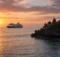 Crucero frente a templos de Bali en Indonesia