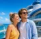 Pareja en la cubierta de un crucero con un puente blanco y la costa al fondo