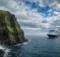 Crucero en la costa de Islandia con cascada
