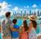 Familia de espaldas en la cubierta mirando los rascacielos de Miami junto a un crucero