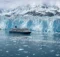 Crucero frente a un glaciar en Alaska