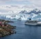 Icebergs y casas de colores en Groenlandia con crucero
