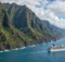 Crucero frente a la costa volcánica de Hawái