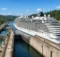Crucero cruzando el Canal de Panamá