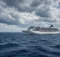Crucero navegando en el océano Atlántico abierto