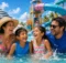 Familia con niños jugando en la piscina con toboganes de un crucero