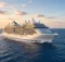 Gran barco crucero blanco navegando en mar abierto al atardecer