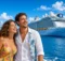 Pareja feliz junto a la piscina con un barco de Royal Caribbean navegando atrás