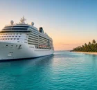 Crucero navegando en el mar Caribe al atardecer