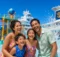 Familia con niños riendo en el parque acuático de la cubierta de un crucero
