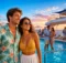 Pareja en una fiesta junto a la piscina de la cubierta al atardecer