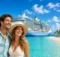 Pareja en una playa de arena blanca y agua turquesa con un crucero detrás