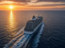 Gran crucero moderno navegando en mar abierto al atardecer
