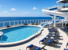 Piscina en cubierta de crucero en vacaciones