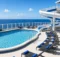 Piscina en cubierta de crucero en vacaciones